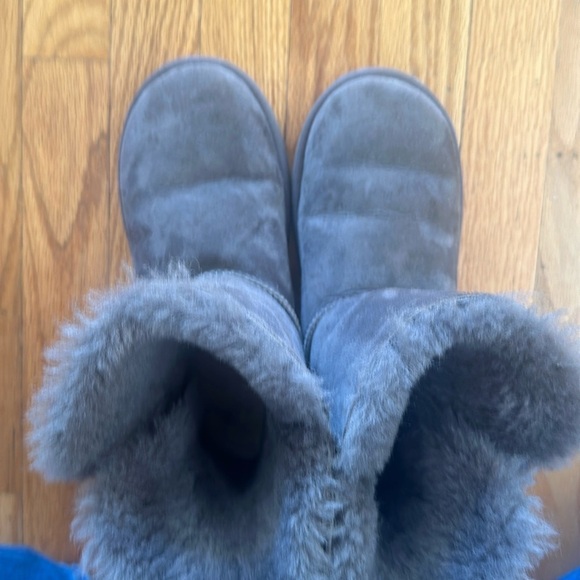Ugg 6 grey Bailey boot with side button shearling interior, great pre owned cond - Picture 2 of 8